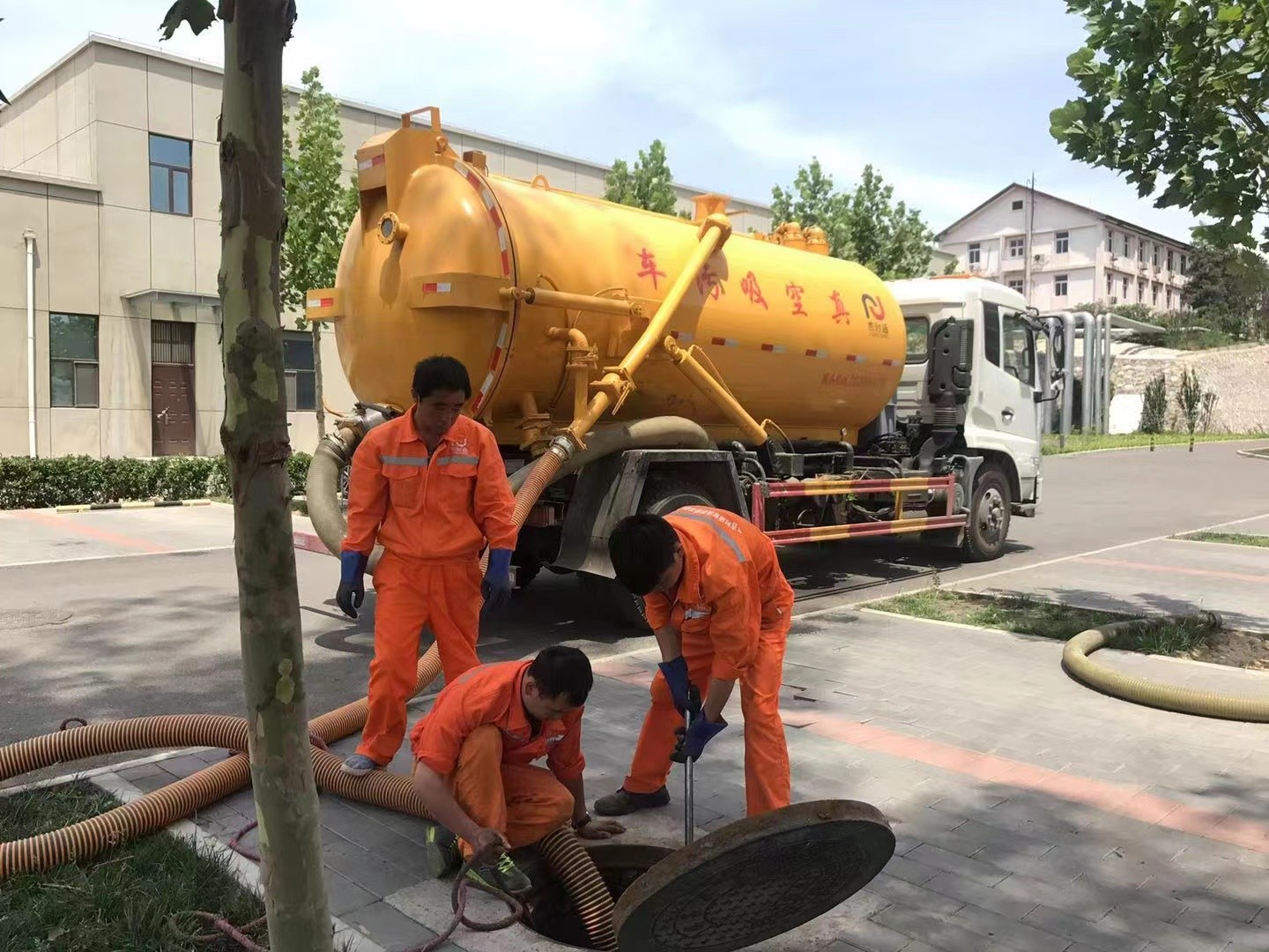 沭阳管道疏通车停在窨井附近