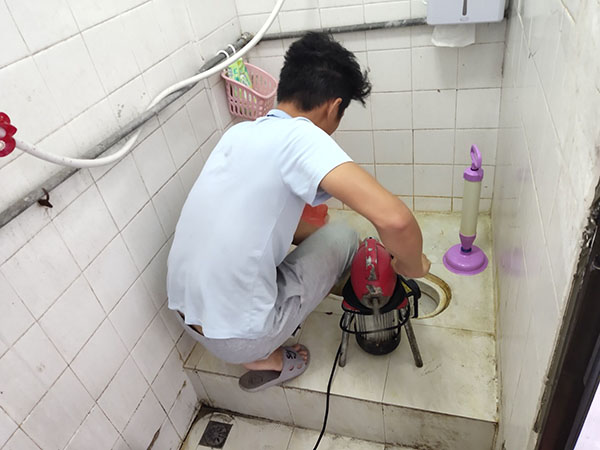 沭阳管道堵塞冒臭气 专业师傅现场解决问题
